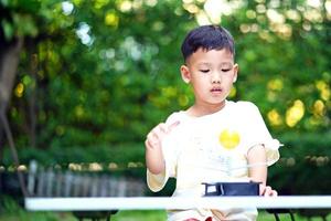 jouets du système solaire vivant pour garçon asiatique, équipement d'apprentissage à domicile, lors d'un nouveau changement normal après le coronavirus ou la situation de pandémie post-épidémie de covid-19 photo