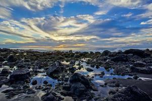 coucher de soleil sur la plage tropicale photo