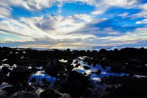 coucher de soleil sur la plage tropicale photo