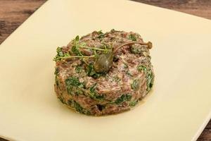 tartare de boeuf cru aux câpres photo