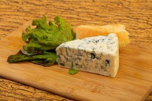 fromage bleu avec des feuilles de salade photo
