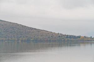 vieille ville traditionnelle de kastoria au bord du lac en grèce photo