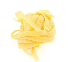 Nid de fettuccine de pâtes italiennes isolé sur fond blanc photo