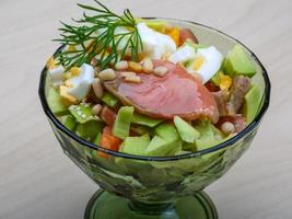 salade de saumon et d'avocat photo