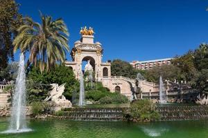 fontaine du lac du parc de la ciudadela de barcelone avec quadrige doré d'aurore photo