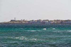 vagues de la mer sur la mer méditerranée photo