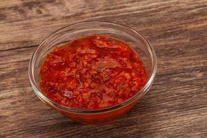 sauce épicée à la tomate dans le bol photo