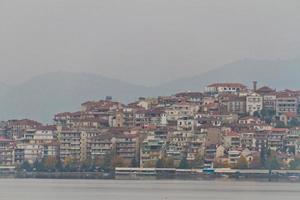 vieille ville traditionnelle de kastoria au bord du lac en grèce photo