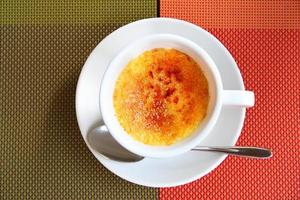 crème brûlée dans une tasse à café photo