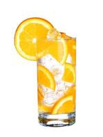 verre de boisson orange froide avec de la glace isolé sur blanc photo
