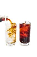 Verser du cola dans une bouteille en verre blanc photo