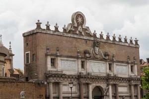 Rome, Italie. célèbre porte de la ville porta del popolo. photo