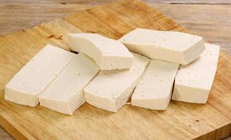 tofu non cuit en tranches photo