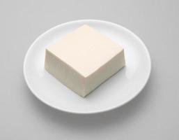tofu sur plat blanc