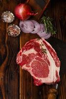 steak de bœuf cru sur table en bois photo