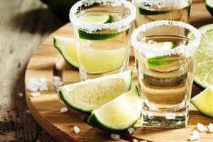 tequila mexicaine en argent avec citron vert et sel photo