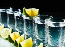 tequila et citron vert sur table en verre