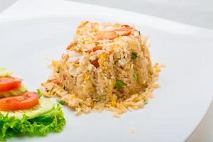 crevettes avec riz frit photo