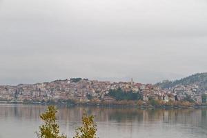 vieille ville traditionnelle de kastoria au bord du lac en grèce photo