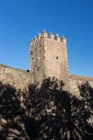 vieux mur et tour de la ville de barcelone photo