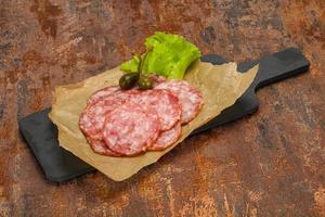 saucisson espagnol salchichon avec salade photo