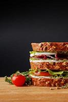 sandwich sur fond de bois photo