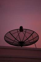 antenne parabolique au coucher du soleil photo