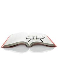 lunettes sur livre ouvert photo