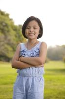 petite fille asiatique souriant joyeusement dans le parc photo