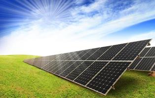 panneaux solaires sur l'herbe verte avec un ciel bleu photo