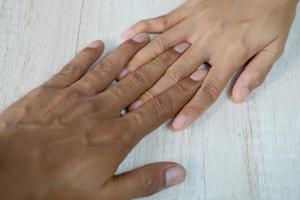 les gestes de la main de l'homme et de la femme asiatiques sont isolés sur fond blanc photo