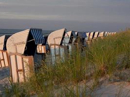 coucher de soleil sur la plage de zingst photo