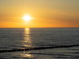 coucher de soleil sur la plage de zingst photo