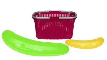 Panier rouge banane en plastique vert jaune isolé sur fond blanc avec un tracé de détourage photo