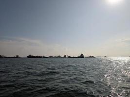 photo des larges eaux de la baie de balikpapan, indonésie