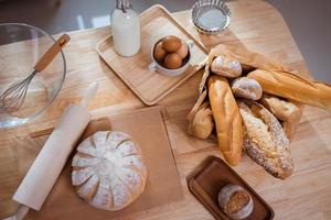 pain frais fait maison sur une table dans la cuisine. boulangerie boulanger pain photo