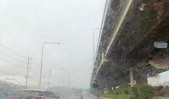 fortes pluies sur la route, mauvais temps photo