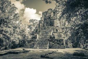 ancien site maya avec temple ruines pyramides artefacts muyil mexique. photo