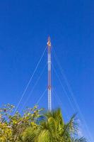 rayonnement de la tour rouge blanc 5g à tulum au mexique. photo