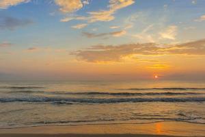 photos de plage de sable, mer et coucher de soleil en soirée avec ciel bleu, beau crépuscule.