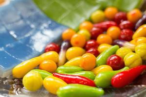 Les boules de placage sont un style de dessert thaïlandais qui a été fabriqué à partir de haricots verts mélangés avec du sucre et remuer, puis les mouler en forme de fruit et les peindre avec des colorants alimentaires. photo