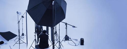 ensemble d'éclairage de production vidéo de studio. mise en place de la production de tournage dans les coulisses photo