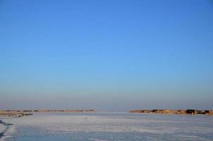 lac gelé avec ciel bleu photo