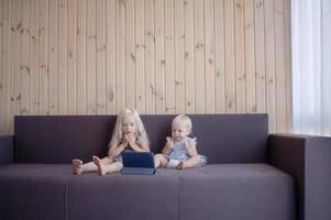 enfants regardant des dessins animés sur tablette photo