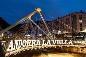 andorre la vieille, andorre . 12 mai 2022 . le pont de paris en arrière-plan et l'oeuvre de salvador dali nobleza del tiempo à l'été 2022. photo