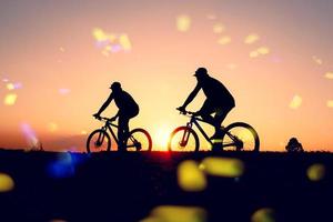 homme faisant du vélo de montagne aventure et idées de voyage photo