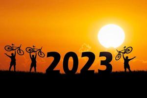 touristes aventureux à vélo transportant des vélos sur des obstacles. bonne année 2023 photo