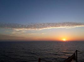 coucher de soleil sur la mer sunda indonésie photo