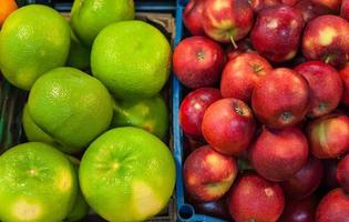 marché aux fruits avec divers fruits et légumes frais colorés photo