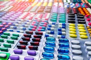 coloré de comprimés et de gélules comprimé dans un emballage blister disposé avec un beau motif avec une lumière parasite. concept de l'industrie pharmaceutique. pharmacie parapharmacie. résistance aux antibiotiques. photo